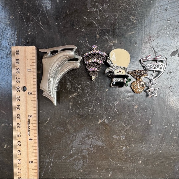 4 Christmas pins - Angel,Snowman,Christmas Tree and a pair of Skates - Picture 6 of 9